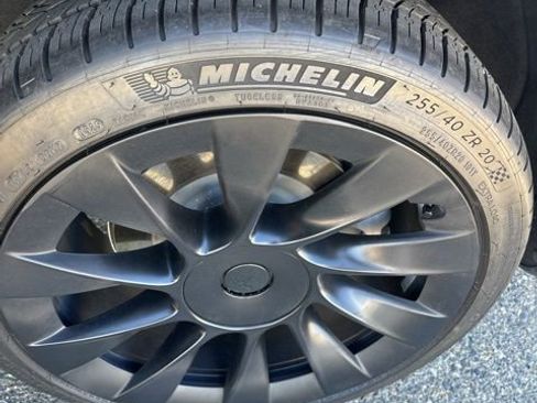 Used 2021 Tesla Model Y Long Range image 9