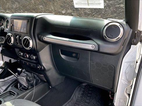 Used 2018 Jeep Wrangler Unlimited Sahara w/ Connectivity Group image 13