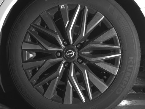 Used 2025 Nissan Altima 2.5 SV FWD image 14