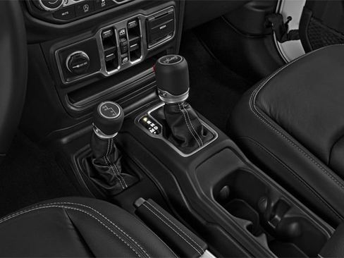 Used 2025 Jeep Wrangler Unlimited Sahara AWD/4WD image 9