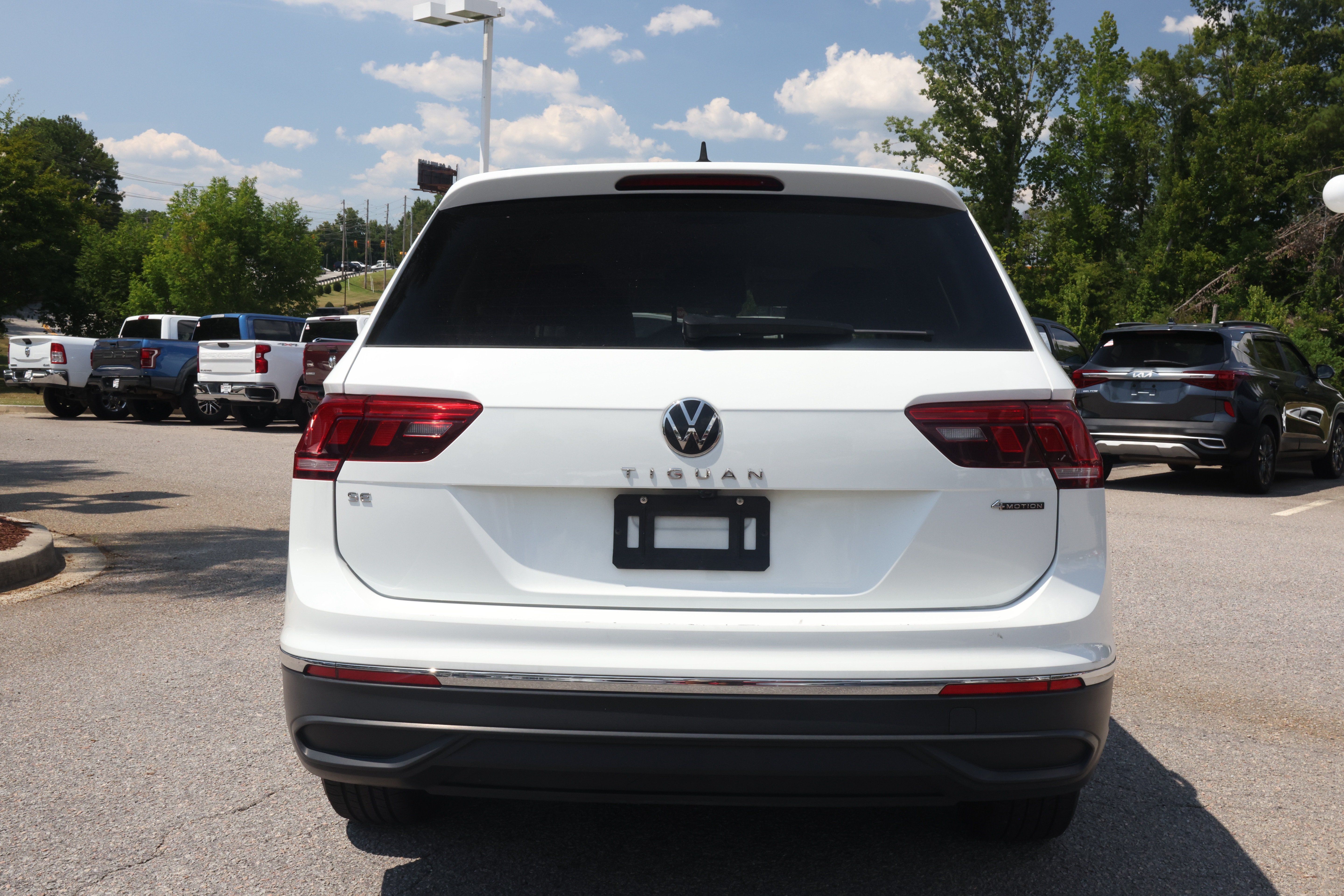 Used 2024 Volkswagen Tiguan SE AWD/4WD image 4