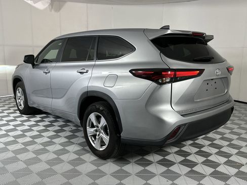 Used 2025 Toyota Highlander LE FWD image 6
