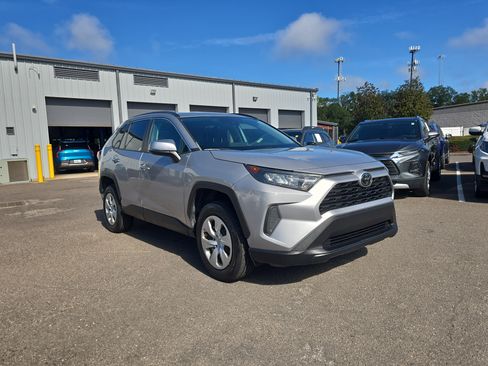 Used 2019 Toyota RAV4 LE FWD image 2