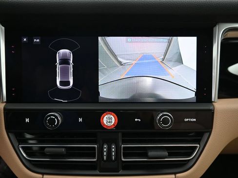 Certified 2025 Porsche Macan AWD/4WD image 19