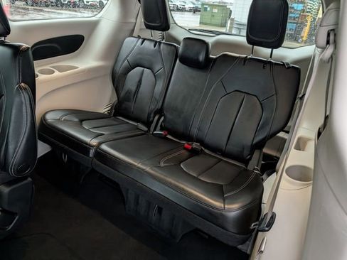 Used 2023 Chrysler Pacifica Touring-L image 20