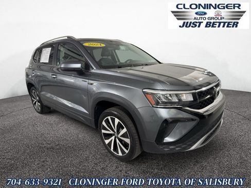 Used 2024 Volkswagen Taos SE image 1