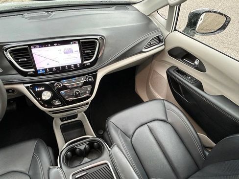 Used 2024 Chrysler Pacifica Limited FWD image 11