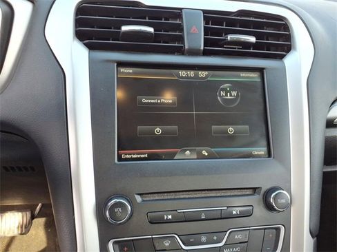 Used 2016 Ford Fusion SE image 10