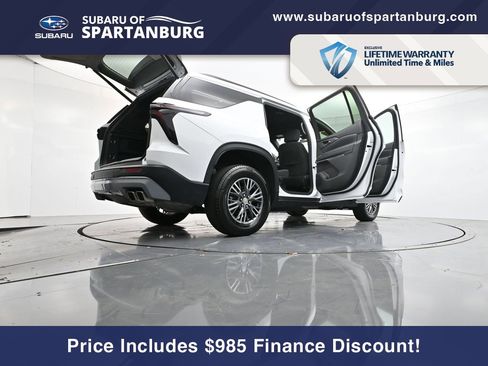 Used 2024 Chevrolet Traverse LT image 39