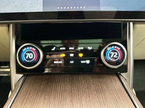 Used 2023 Land Rover Range Rover SE image 25