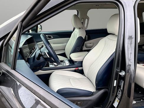 Used 2026 Kia Carnival EX image 16