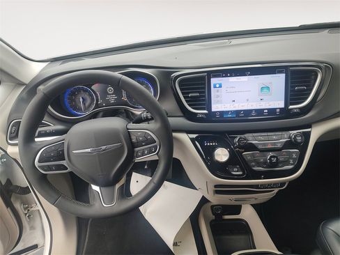 Used 2024 Chrysler Pacifica Touring-L image 10