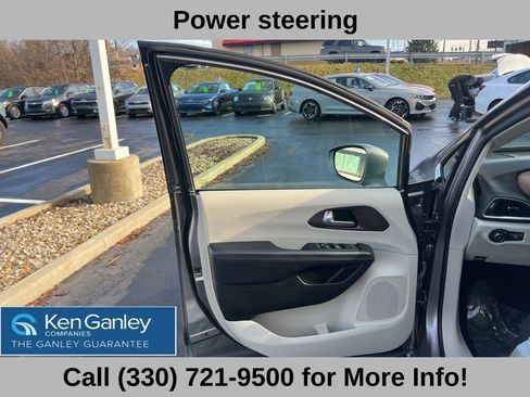 Used 2018 Chrysler Pacifica Touring-L image 25