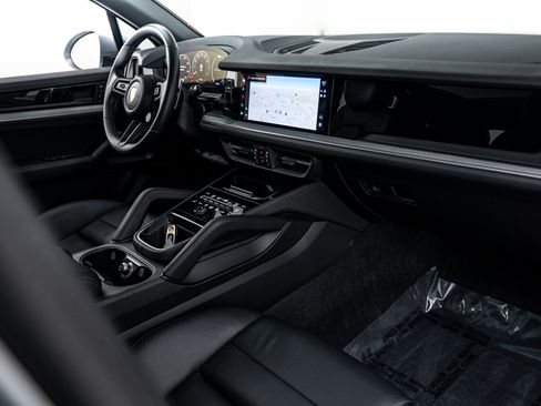 Certified 2024 Porsche Cayenne image 12