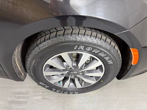 Used 2023 Chrysler Pacifica Touring-L FWD image 11