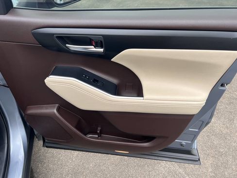 Used 2021 Toyota Highlander XLE image 60