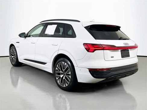 Used 2024 Audi Q8 e-tron Premium Plus image 5