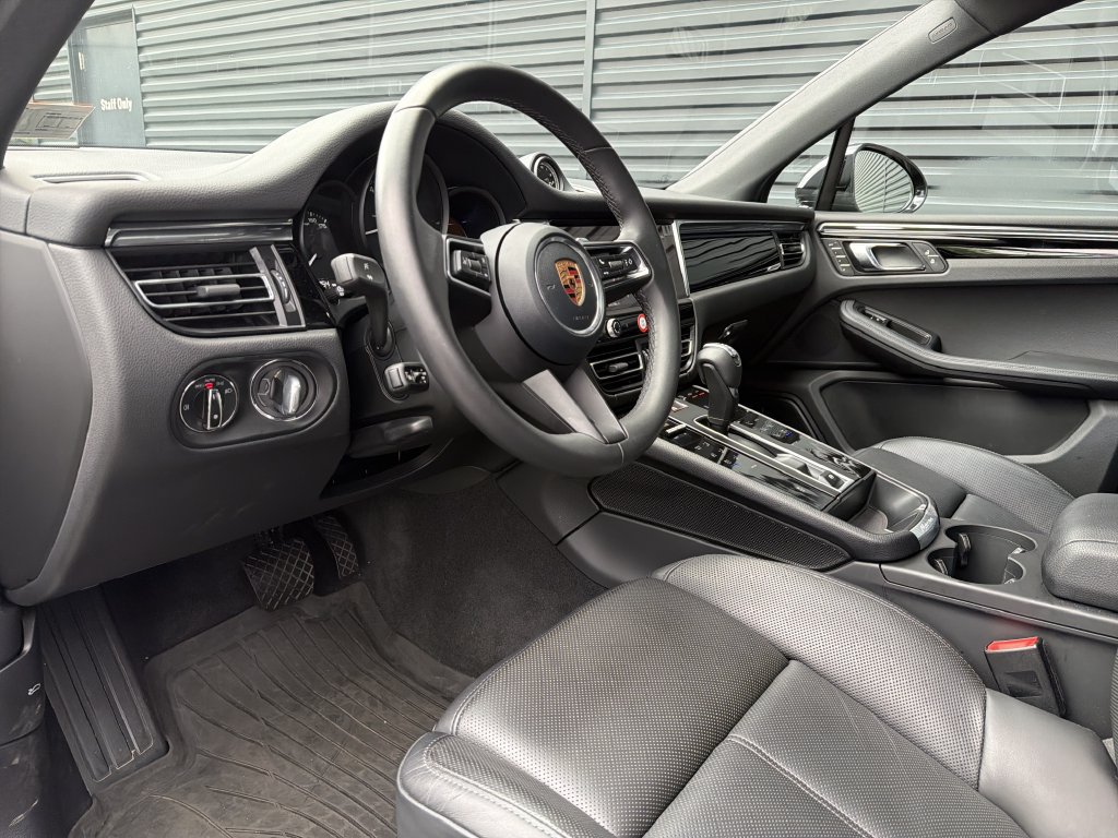 Certified 2026 Porsche Macan AWD/4WD image 10