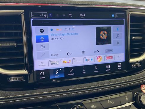 Used 2024 Chrysler Pacifica Select image 25