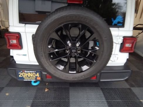 Used 2022 Jeep Wrangler Unlimited Sahara w/ Cold Weather Group image 13