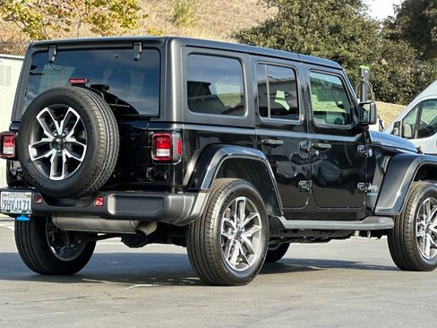 Used 2024 Jeep Wrangler Unlimited image 4