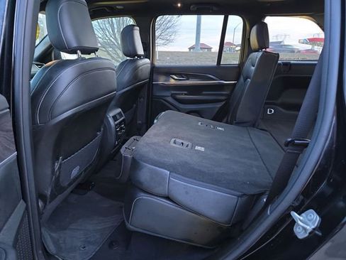 Used 2024 Jeep Grand Cherokee Limited w/ Black Appearance Package image 31