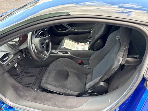 Used 2023 McLaren Artura RWD image 11
