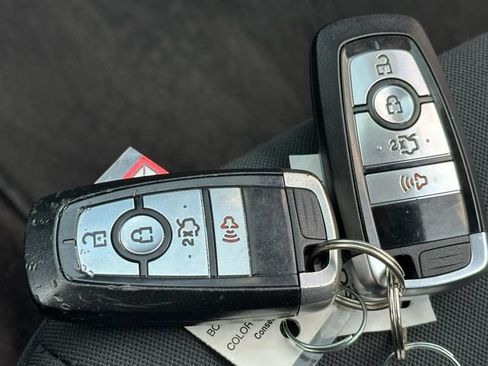Used 2018 Ford Fusion SE w/ Fusion SE Technology Package FWD image 20