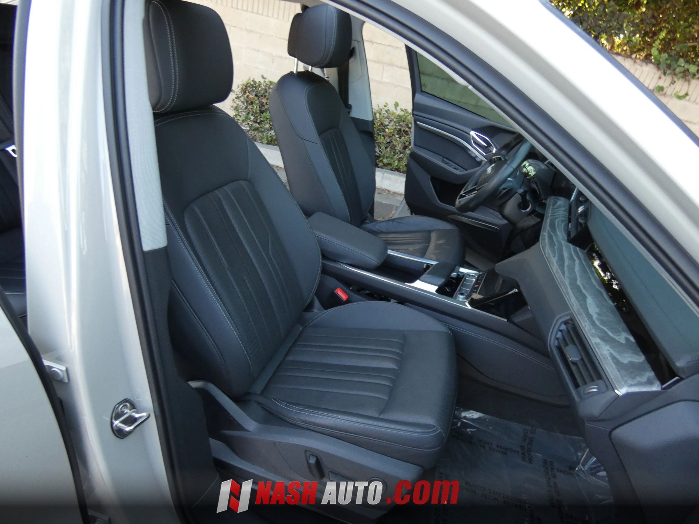 Used 2022 Audi e-tron Premium Plus w/ Premium Plus Package AWD/4WD image 28