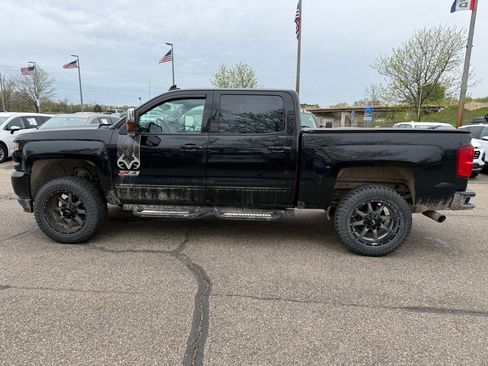 Used 2017 Chevrolet Silverado 1500 LTZ Z71 w/ Realtree Edition AWD/4WD image 2