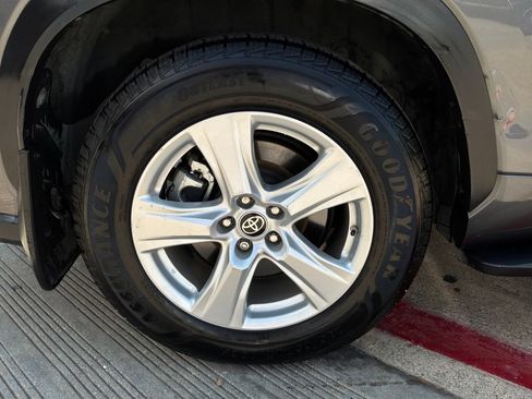 Used 2022 Toyota Highlander LE AWD/4WD image 9