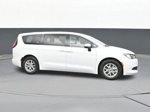 Used 2022 Chrysler Voyager LX FWD image 19