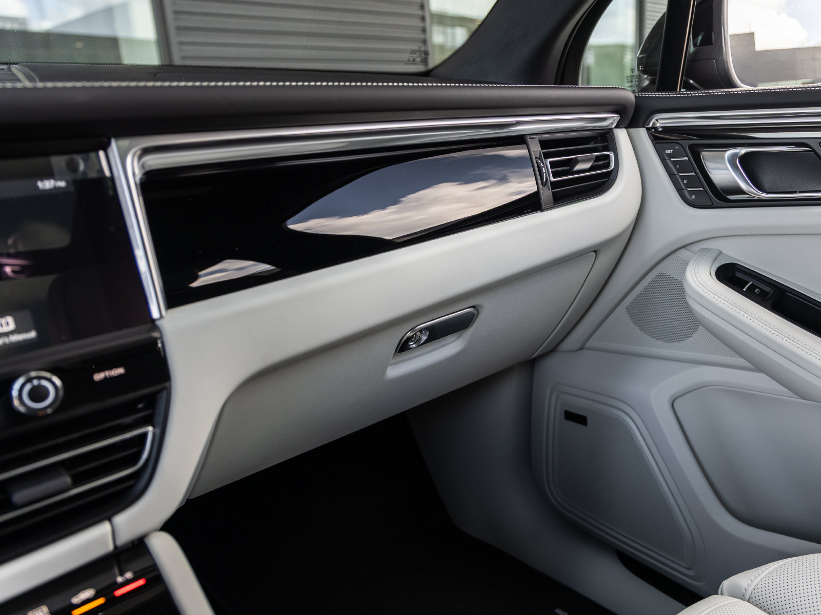 Certified 2026 Porsche Macan Turbo AWD/4WD image 31