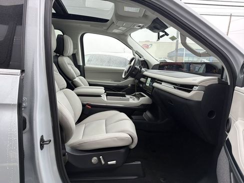 New 2025 Lincoln Navigator Reserve image 7