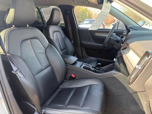 Used 2023 Volvo XC40 B5 Core w/ Convenience Package AWD/4WD image 24