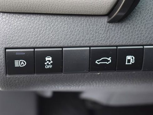 Used 2018 Toyota Camry FWD image 19