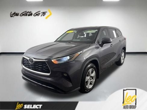 Used 2021 Toyota Highlander LE AWD/4WD image 1