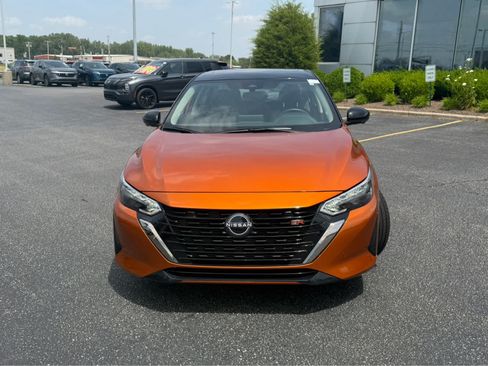Used 2025 Nissan Sentra SR w/ SR Premium Package FWD image 2