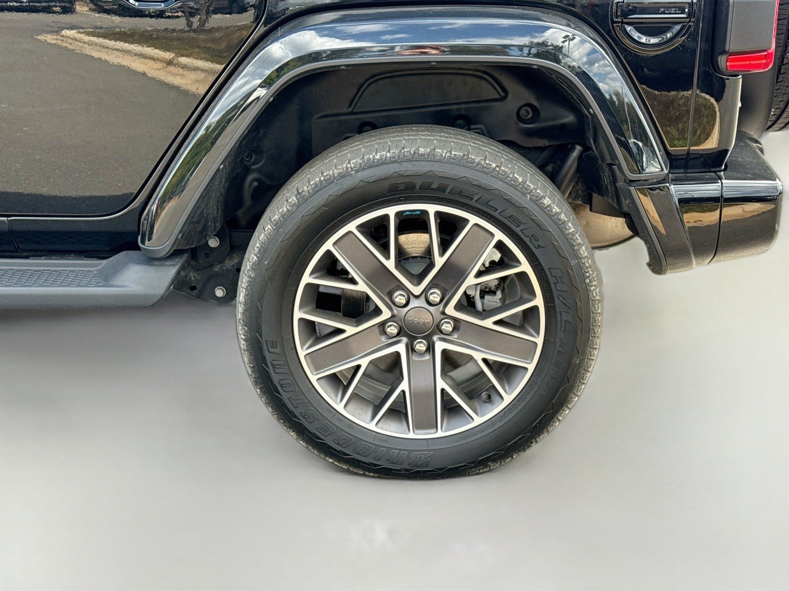 Used 2023 Jeep Wrangler Unlimited Sahara AWD/4WD image 30