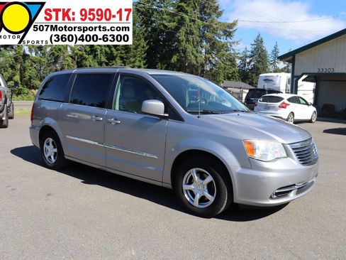 Used 2013 Chrysler Town & Country Touring FWD image 11