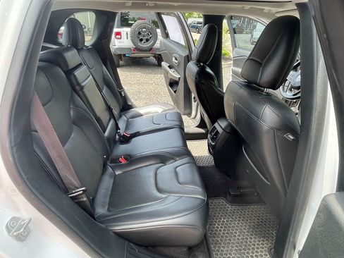 Used 2019 Jeep Cherokee Limited AWD/4WD image 26