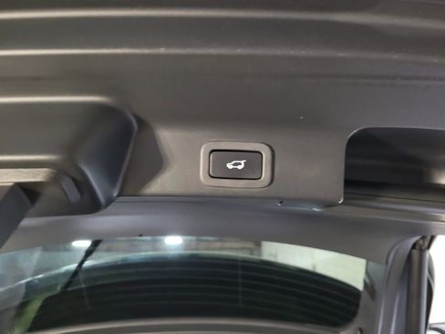 Used 2018 Jaguar F-PACE image 11