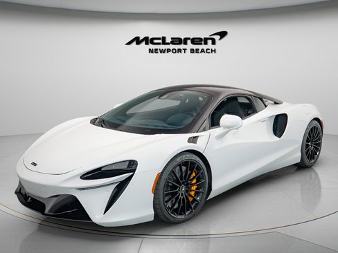 Used 2025 McLaren Artura RWD image 3
