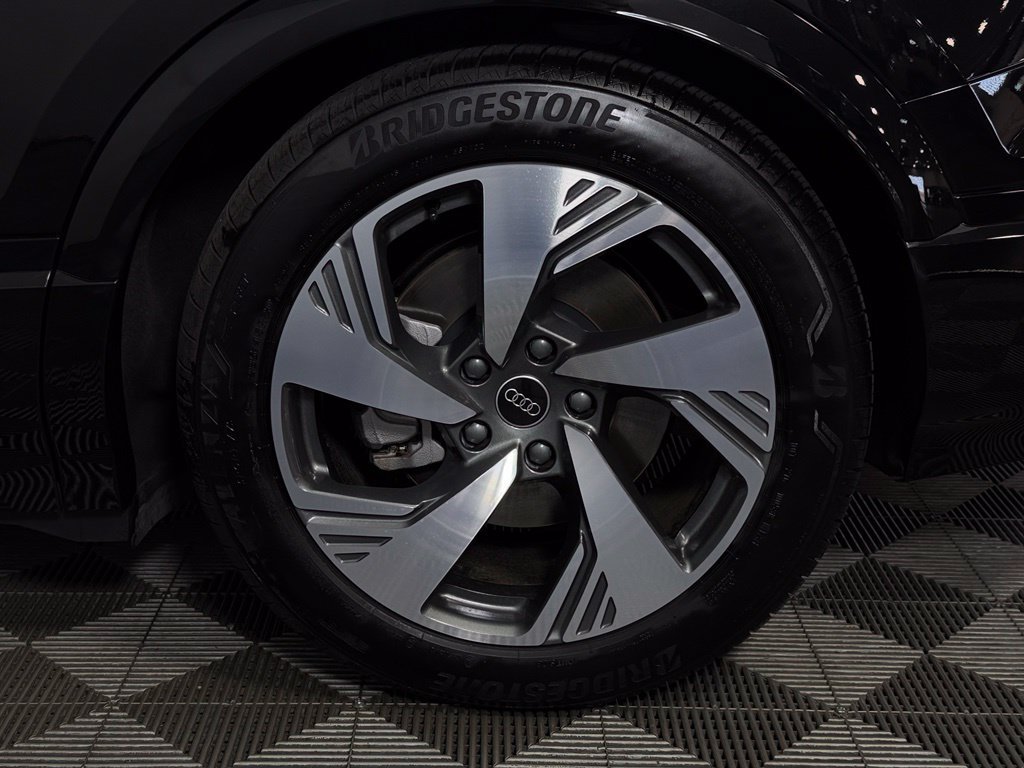 Used 2025 Audi Q6 e-tron Prestige w/ 20" Wheel Package AWD/4WD image 14