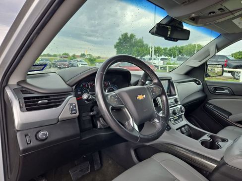 Used 2016 Chevrolet Suburban LT RWD image 2
