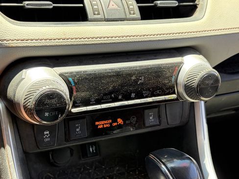 Used 2019 Toyota RAV4 XLE Premium w/ Cold Weather Package AWD/4WD image 9