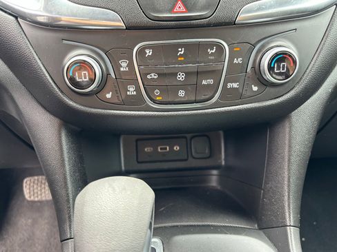 Used 2021 Chevrolet Equinox LT w/ Driver Convenience Package AWD/4WD image 12