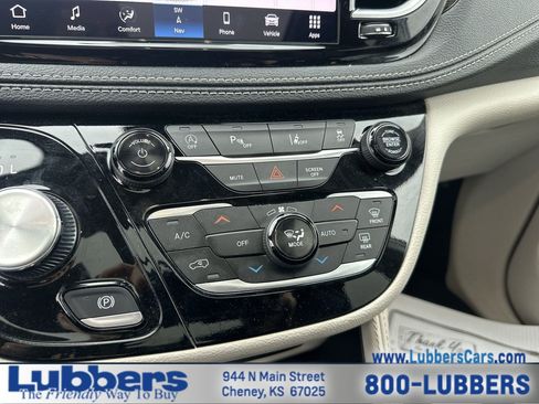 Used 2024 Chrysler Pacifica Limited FWD image 18