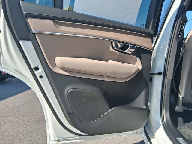New 2026 Volvo XC90 T8 Plus w/ Protection Package Premier AWD/4WD image 16