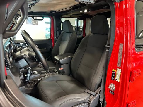 Used 2021 Jeep Gladiator Willys image 11